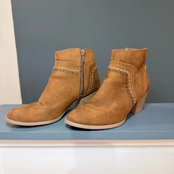 Qupid Brown Embroidered Faux Suede Boho Block Heel Ankle Boots Size 7 - Picture 5 of 13